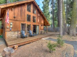 Relax at Rustic Tahoe Charm - Minutes to Lake: Tahoma şehrinde bir otel
