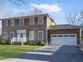 East Hampton Retreat: Heated Pool, BBQ,Home Office