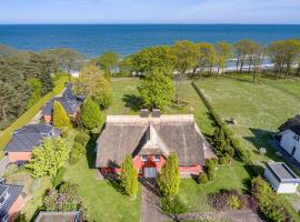 Reethaus StrandZeit in Lobbe - Haushälfte 1, hotel en Lobbe