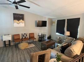 Modern Glass City Home, hotel in Toledo