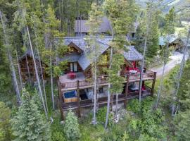 Luxury Log Chalet Ski In & Out Pool and Private HotTub, готель у місті Панорама