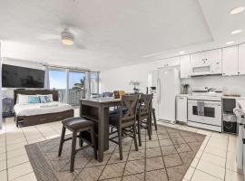 Amazing Beachfront Condo with AC, hotel v mestu Laie
