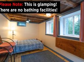 The ShackHilton at Dancing Light Farm, skidresort i Bridgton