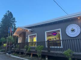 Charming Country Retreat with Scenic Views for 1 - 12 guests, chata v destinaci Sainte-Marguerite