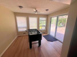 2 minute Drive to Jasper National Park, hotel di Brule Mines