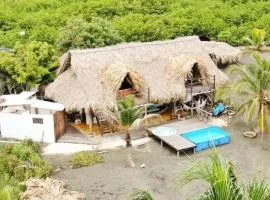 Cabaña Coco y arena, frente al mar, lejos del turismo y cerca a los manglares
