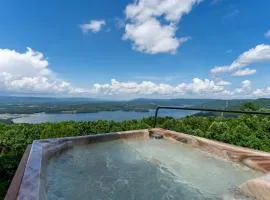 Fish Tales Cabin with a private hot tub