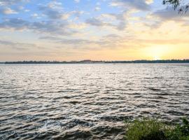 Lakefront Retreat with Sauna, Fireplace & Parking, hotel v destinaci Port Perry