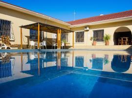 BOUGAINVILLA Boutique Hotel & Restaurant, ξενοδοχείο με πάρκινγκ στο Λουμπουμπάσι