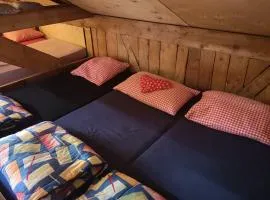 Schlafraum in einer Alphütte