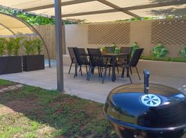 Adamis garden apartments, hotel in Néa Michanióna