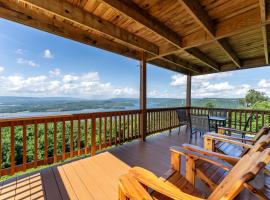 Hoot Owl with a private hot tub, Hotel in Bryant