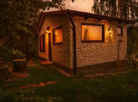 Forest Hide Tiny House, hotel v mestu Covasna