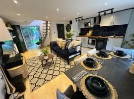 Cozy Cottage Coventry self check-in after 3pm Price for 2 people