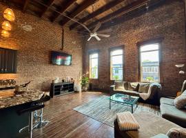 In the Heart of Town-3BR-2bath-500Mbps WiFi-4car parking-EV-boat, hotel v destinaci Florence