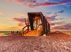 Grand Canyon Stargazing Off-Grid Tiny Home, Hotel in Valle