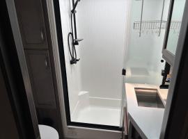 The DeVitos Keys Ferry RV, hotel in McDonough