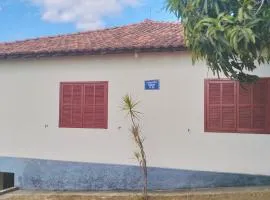 Casa das Mangueiras no Largo da Matriz de São Gonçalo do Rio das Pedras