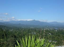 The Awanhala Holiday Bungalow: Kandy şehrinde bir otel