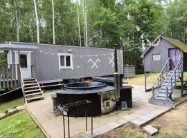 Toma pirts MEŽA, hotel con estacionamiento en Tīnūži