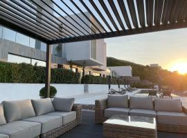 The Cube Luxury Experience, Boka Bay View, Tivat Kotor Bay, Duplex Pool & Terrace, hotel v destinaci Krašici