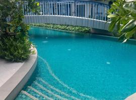 Luxury cosy condo in Kathu centre, hotel em Kathu