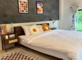 Cozy Romantic in Wildwood Cabin, hotel v destinaci Ban Pok Nai