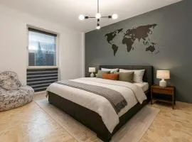 August Getaway Spacious 2-Bedroom Sleeps 5 Free Parking