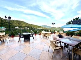 Kasauli View Resort Kasauli # Parking # lift # Garden # Restaurant # Open Terrace # On Road Location, ξενοδοχείο σε Kasauli