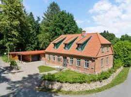 GUT KLETKAMP "Försterei" - Freistehendes Backsteinhaus mit 4 Schlafzimmern ruhig am Waldrand gelegen I Kamin I Garten & Terrasse I 15 Min zur Ostsee I 3 Bäder I Küche I Parkplatz I WLAN