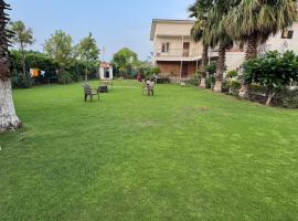Mannat Farm, hotel in Noida