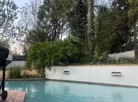 Shalom Shalom - Stylish New Stay in the Heart of Fourways