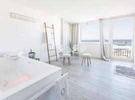 Three Room, хотел на плажа в Торе а Маре