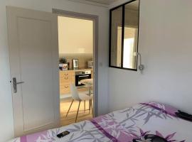 Bristol Manor N20 terrasse cuisine et chambre, serviced apartment in Néris-les-Bains