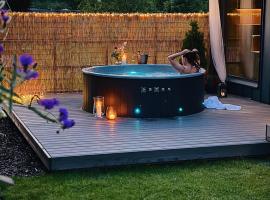 Gold LUX, hotel com banheiras de hidromassagem em Kuldīga