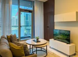 Stylish 1B in J one With Balcony & Canal View