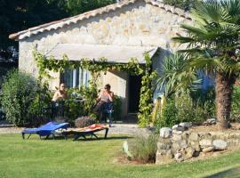 Maisonette #16, 4 Pers, Domaine De Ribiere, hotel v destinaci Grospierres