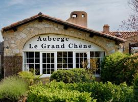 Auberge du Grand Chêne, hotel que admite mascotas en Sillans-la Cascade