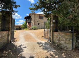 Casale in collina immerso nel verde con Piscina e ampio giardino, hotel a Umbertide