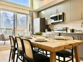 Stunning View New Townhome Sleeps 11 AC and Hot Tub