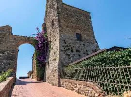 Villa esclusiva nella torre del castello di Tignano tra lusso, storia e natura nel cuore del Chianti