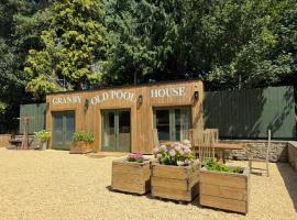 The Old Pool House, Stylish Large Studio in Private Country Estate with Air Con