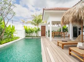 Villa Sana - Stylish 2BR Oasis with Open Jungle Bathroom in Nyanyi Beach near Luna Beach Club，海神廟的Villa