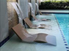 MyOneSpace4u at One Spatial Condo Hotel，伊洛伊洛的有停車位的飯店