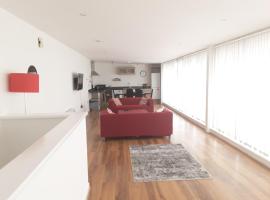 Elegant three bedroom apartment, hotel in Darlington