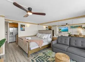 Hale Nalu Waikīkī Studios Ocean View King Size Bed