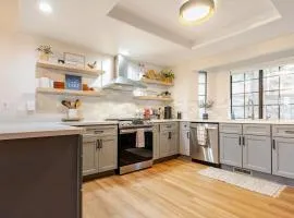 Sleeps 10 Cozy Modern Cabin 4 bedroom 3 bath 2400 sq ft 3 story by lake