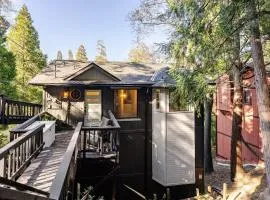 Sleeps 10 Cozy Modern Cabin- 5 minutes to lake, fishing, & hiking