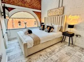 Canal Side Luxury Apartment in Leeds City Centre Sleeps 3