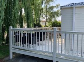 Lovely 8 Berth Caravan At Southview Holiday Park, Skegness Ref 33023M，位于斯凯格内斯的酒店